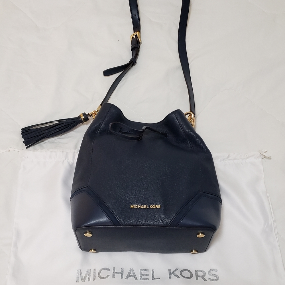Michael Kors Nicole Lg Navy Bucket Crossbody Bag - Picture 2 of 8
